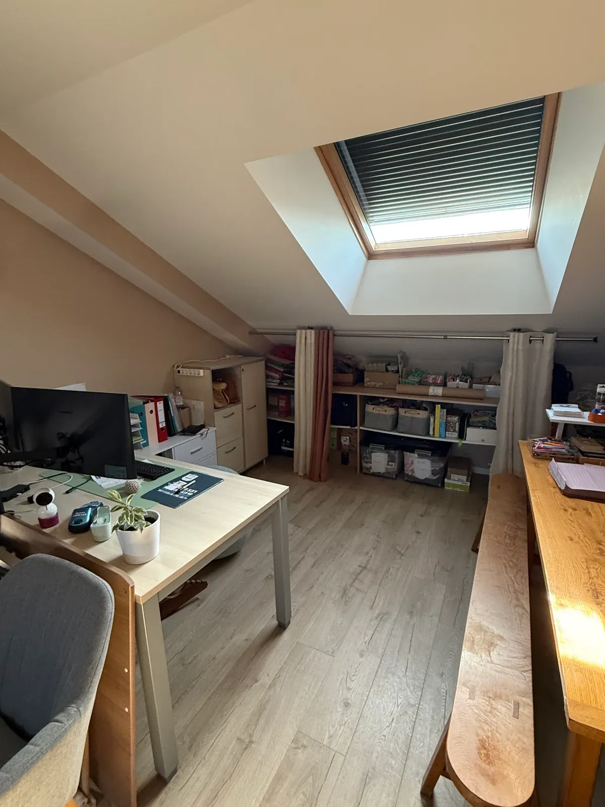 La même pièce après le tri, bureau rangé et sol dégagé