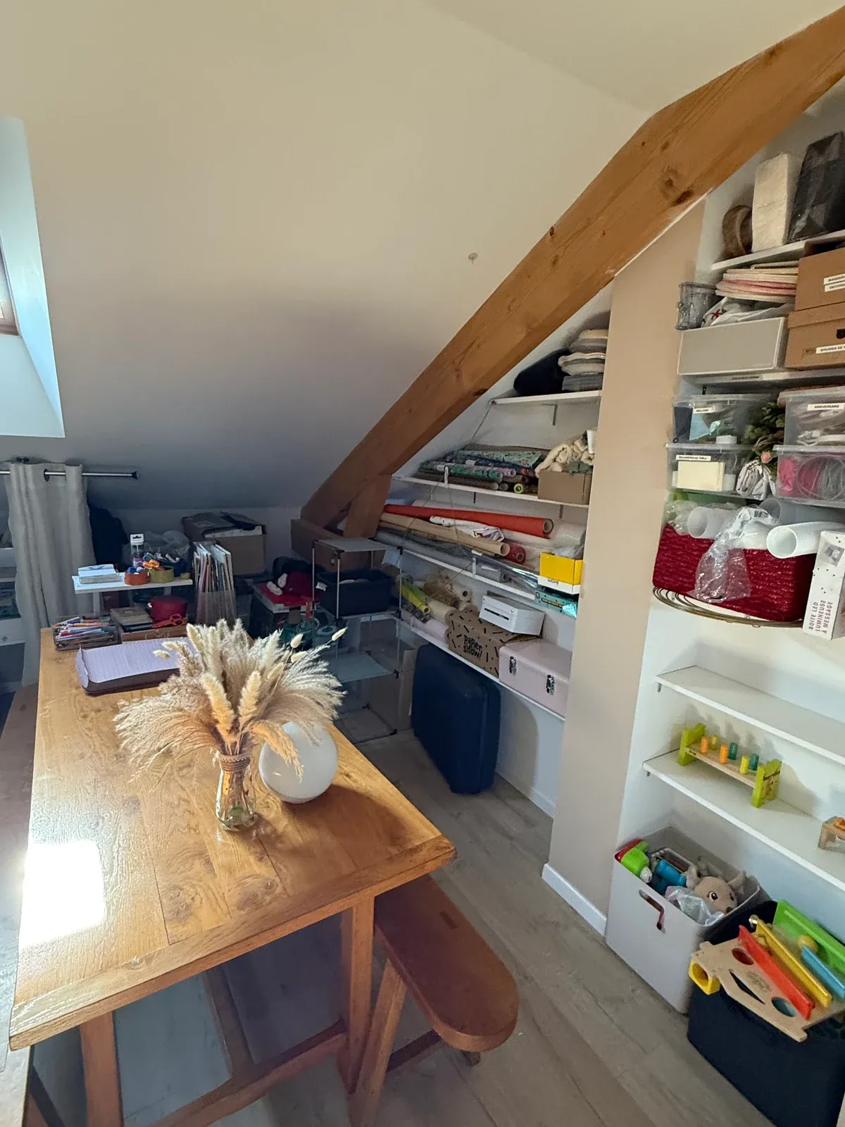 La même table dégagée après le passage de Virginie, devant les étagères rangées par boîtes