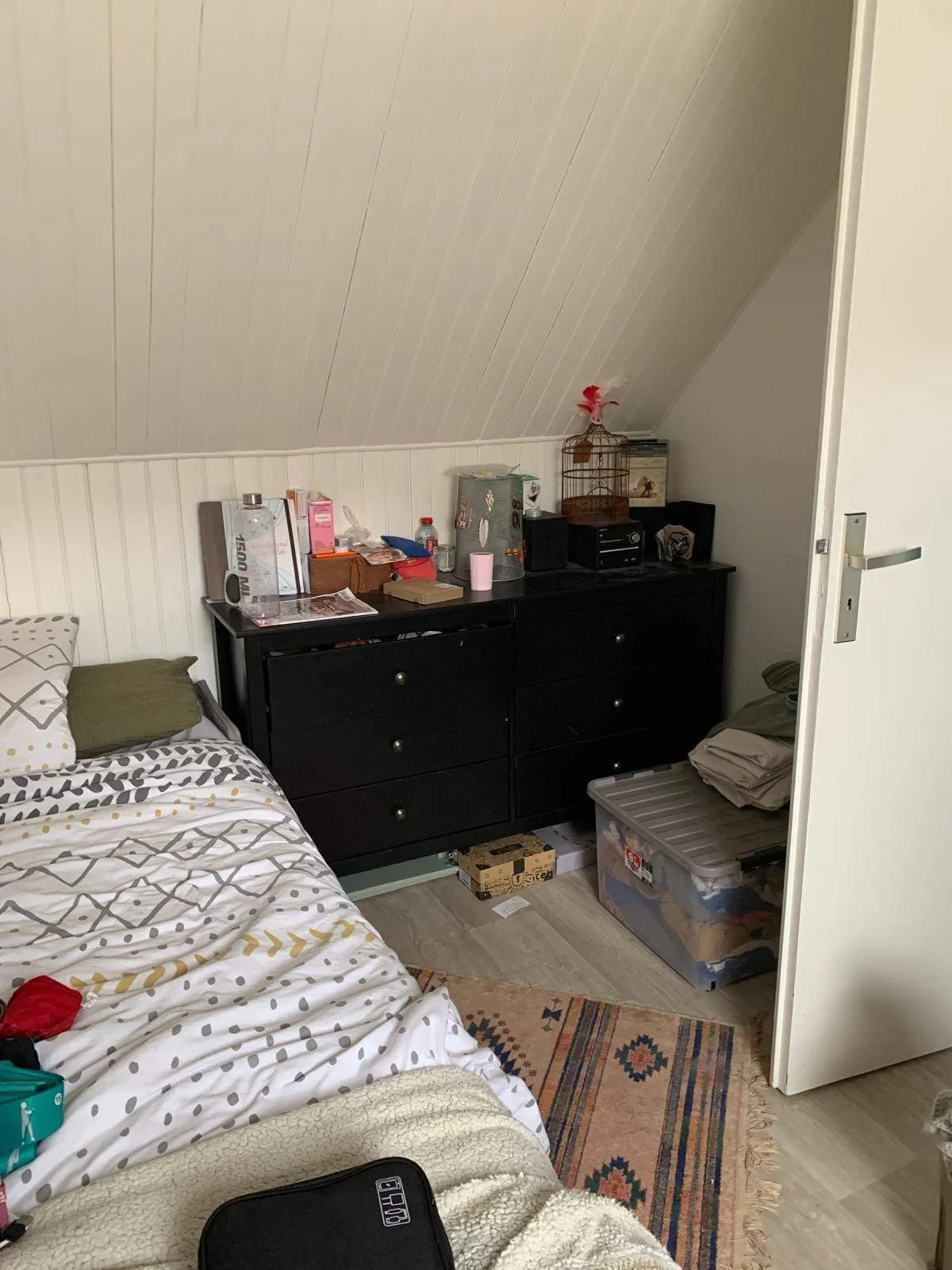 Chambre parentale encombrée avant le tri