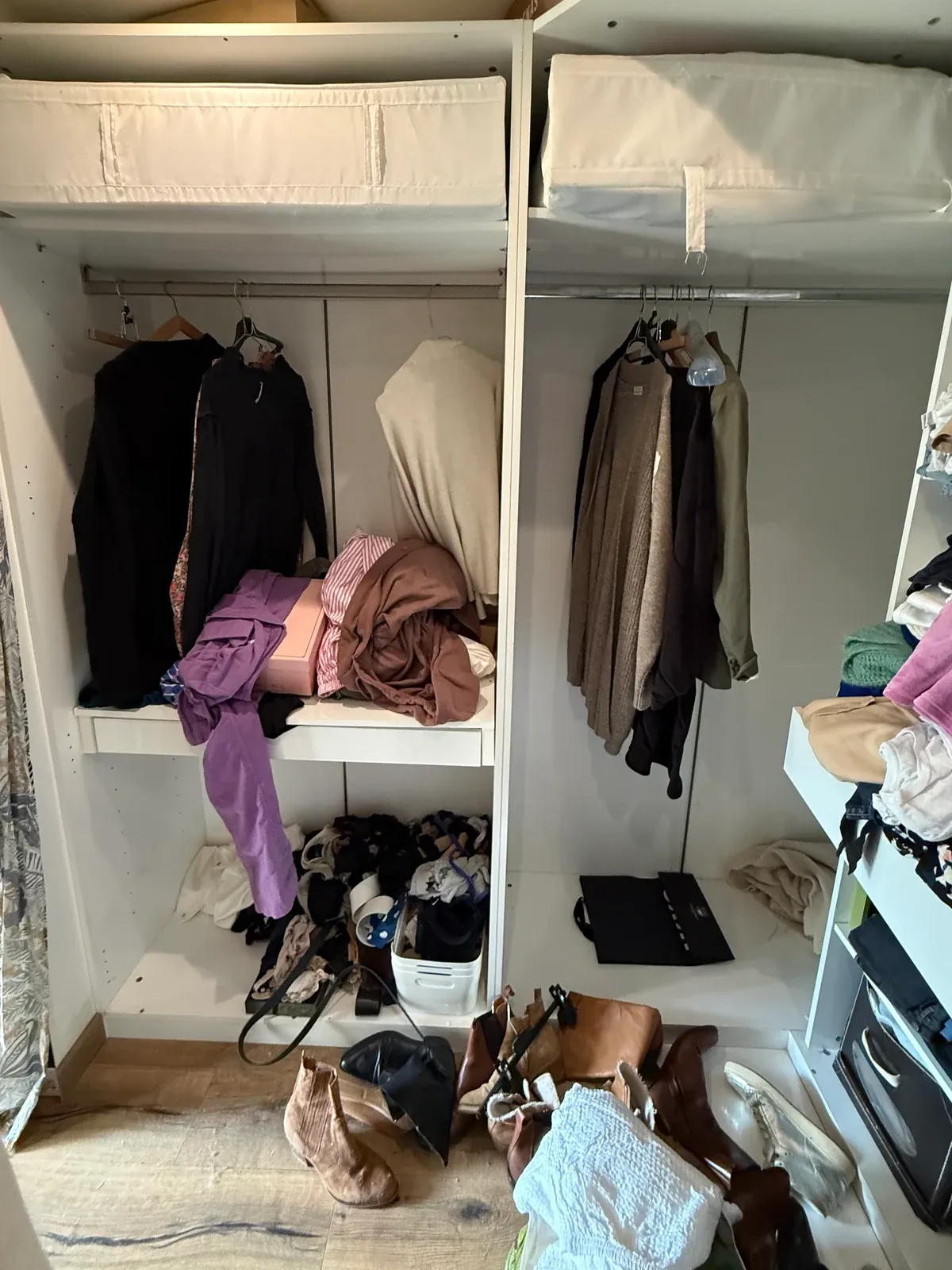 Deux penderies du dressing avant le tri, vêtements empilés sur l'étagère et chaussures en vrac au sol