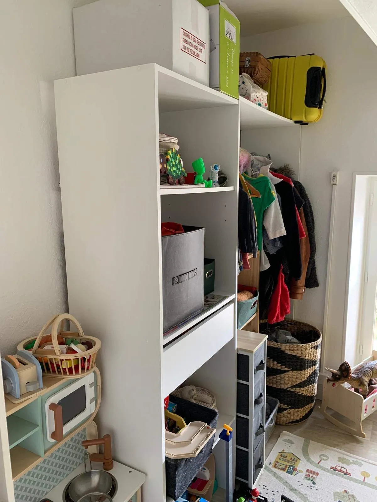 Le même dressing parental rangé après le passage de Virginie