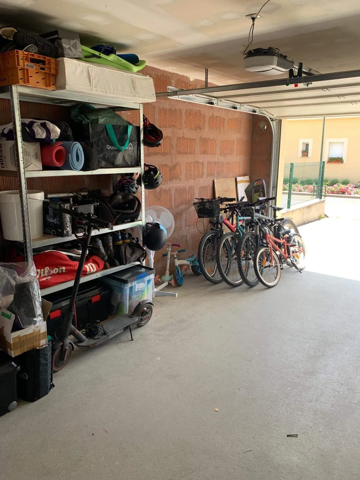 Le même garage rangé après le passage de Virginie