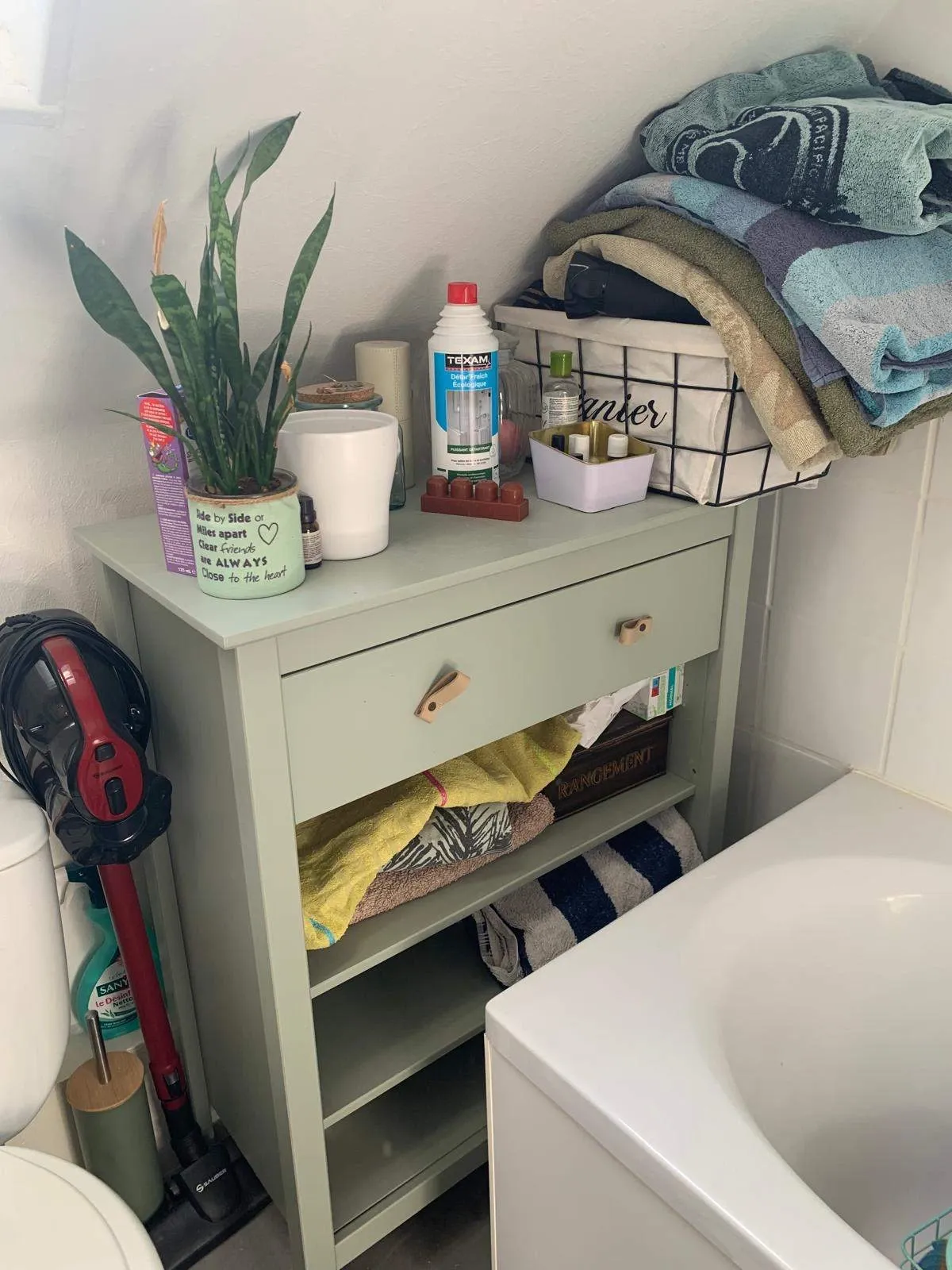 Salle de bain encombrée avant le tri