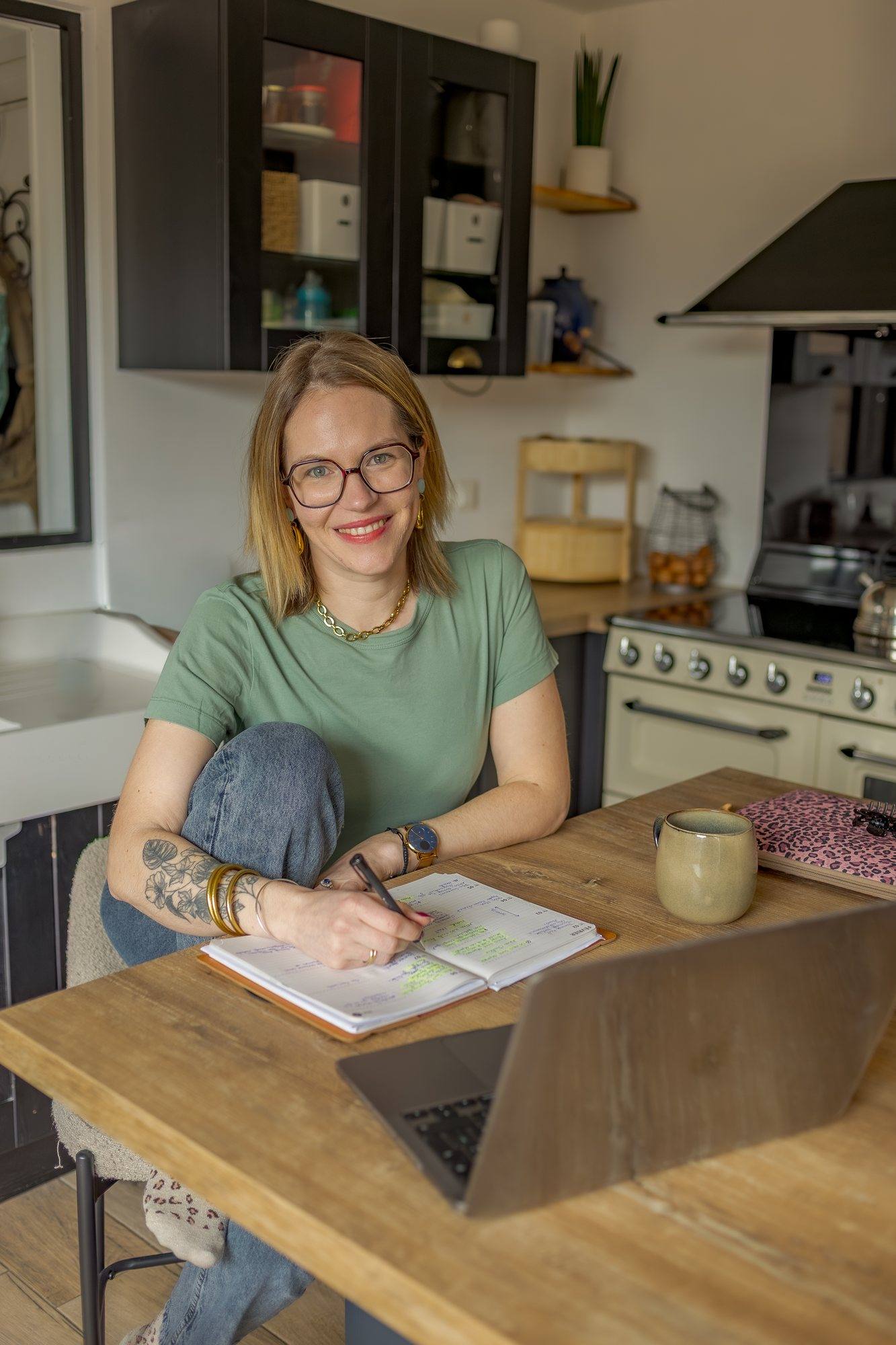 Virginie Pinsault prépare un planning à la table de sa cuisine